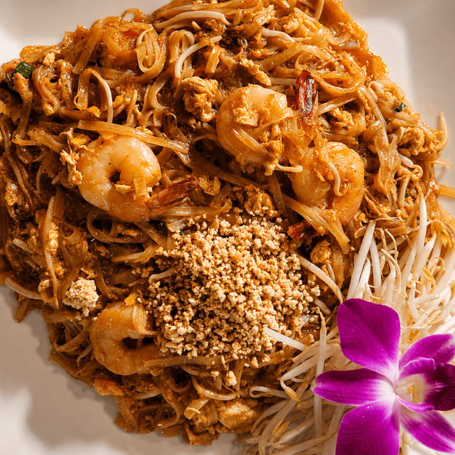 PAD THAI HALF PAN.